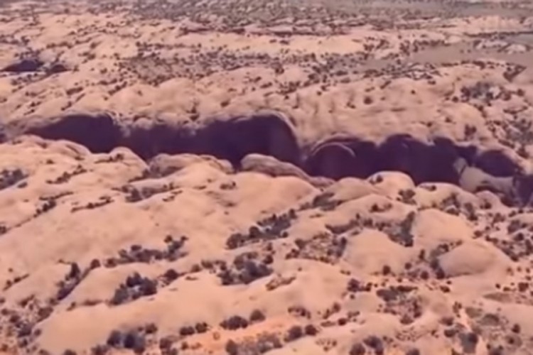 Misteriozni metalni monolit otkriven usred američke pustinje