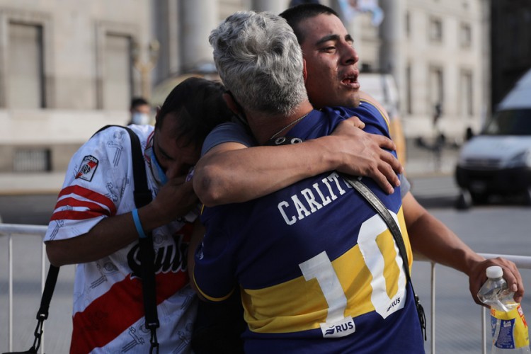 Argentina u suzama, oprašta se od Maradone
