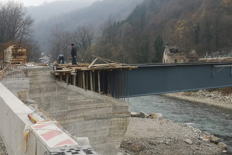Izgradnja mosta u Srpskim toplicama u završnoj fazi: Spojene obale Vrbasa