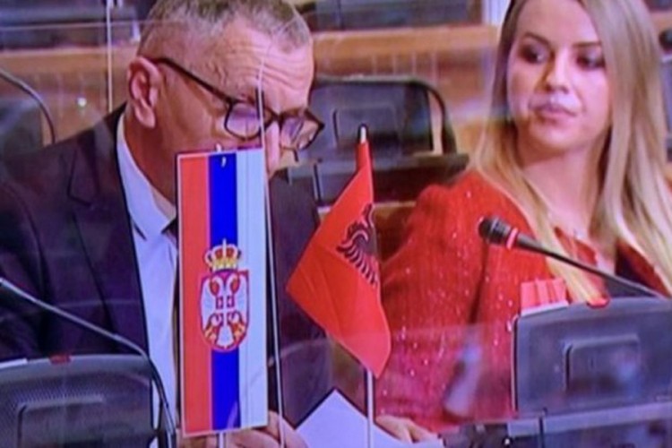 Provokacija u Skupštini Srbije: Albanska zastava na sjednici