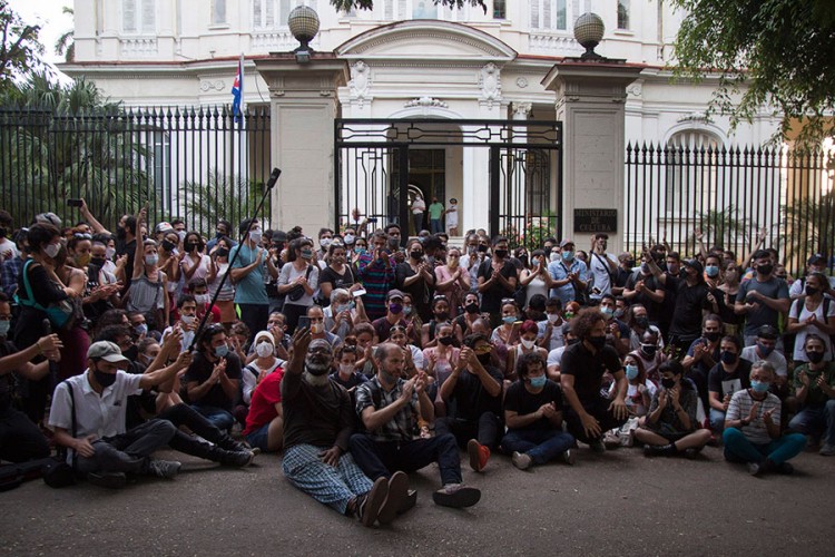 Protest disidenata ispred ministarstva kulture Kube