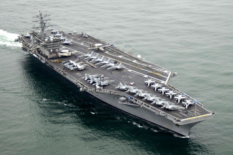 Američki nosač aviona "USS Nimic" u Zalivu