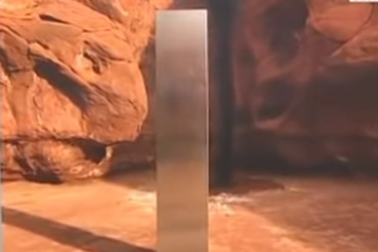 Misteriozni monolit pronađen usred pustinje navodno nestao