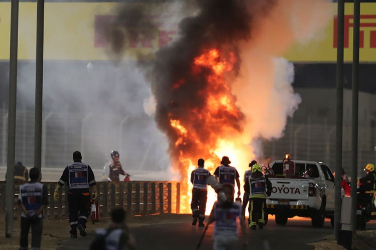 Jeziv udes na trci Formule 1, zapalio se bolid