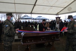Uz počasnu paljbu sahranjen Mićo Mićić