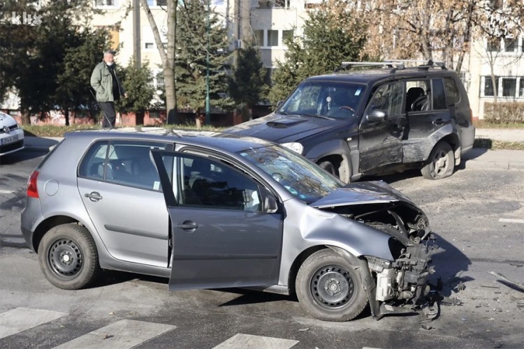 U sudaru dva automobila u Sarajevu povrijeđene tri osobe