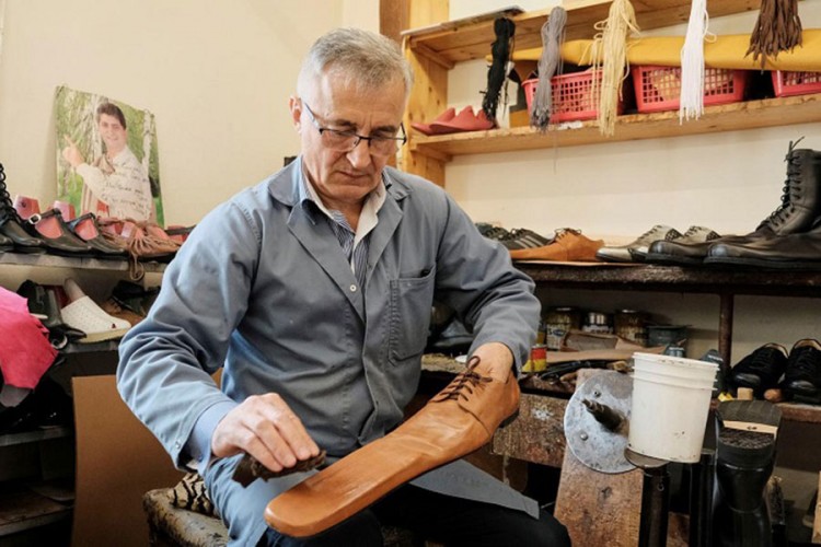 Rumunski obućar izradio cipele za održavanje distance