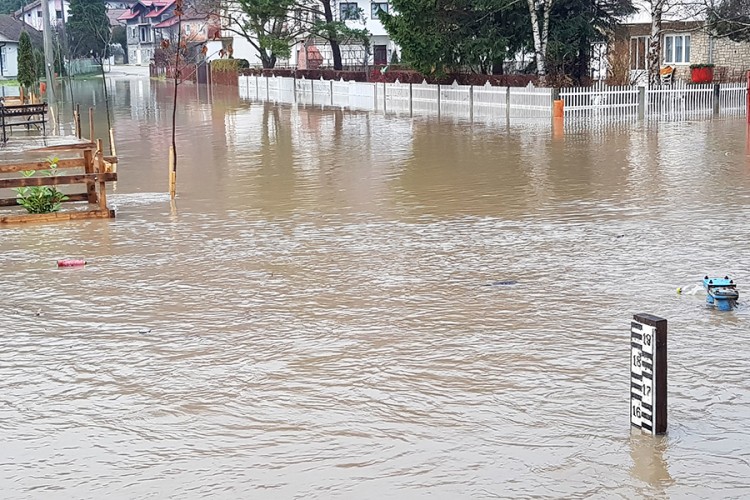 Poplava u Jezeru, pod vodom centar i okolna sela