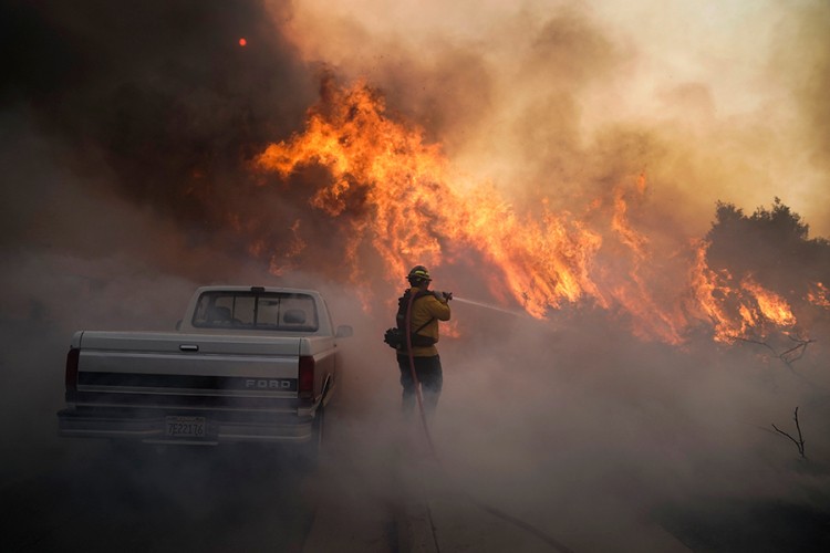 Zbog požara evakuisano 25.000 ljudi u Kaliforniji