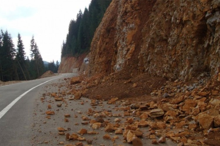 Vozači oprez zbog jakih udara vjetra i odrona