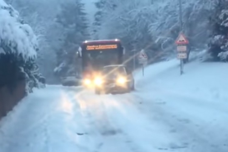 Pogledajte kako Golf izvlači autobus koji se zaglavio u snijegu