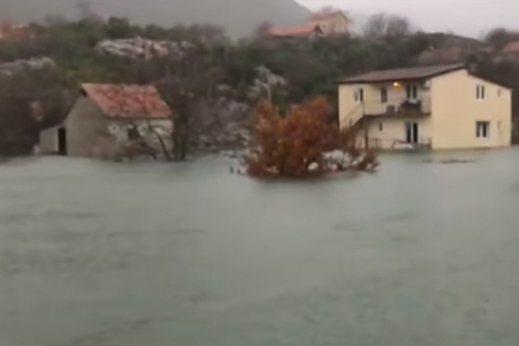 Ekstremne padavine u Hrvatskoj, ugrožene kuće