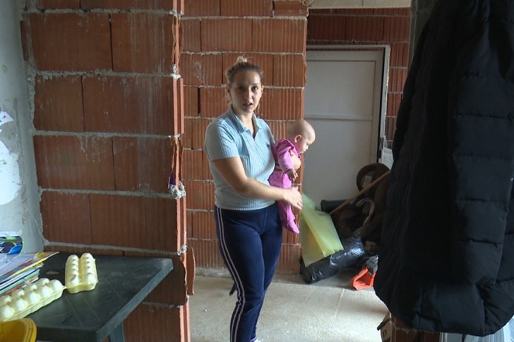 Porodici Kazić treba pomoć: S troje male djece žive u bivšoj garaži