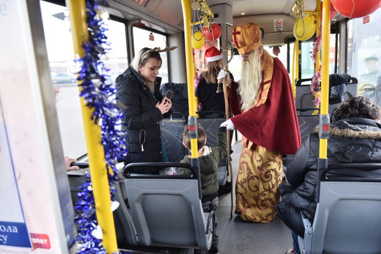 Sveti Nikola dijeli slatkiše u autobusu 17. decembra