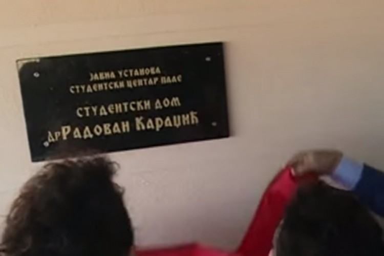 Skinuta ploča s imenom Radovana Karadžića sa ulaza u Dom u Palama