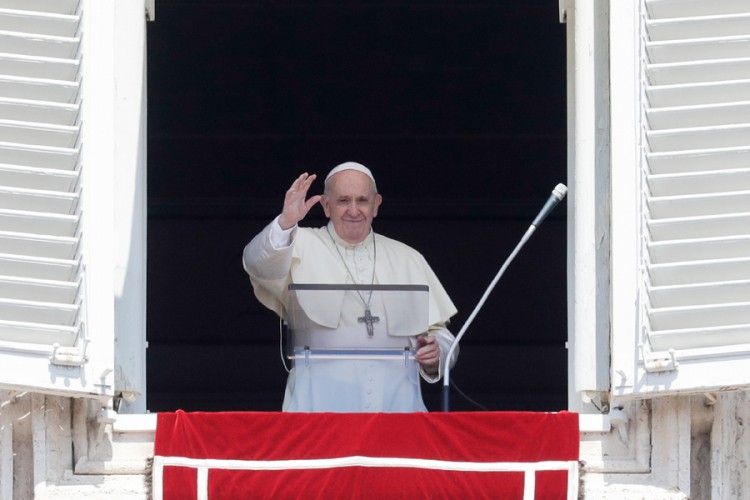 Papa pomjerio ponoćnu misu zbog policijskog časa