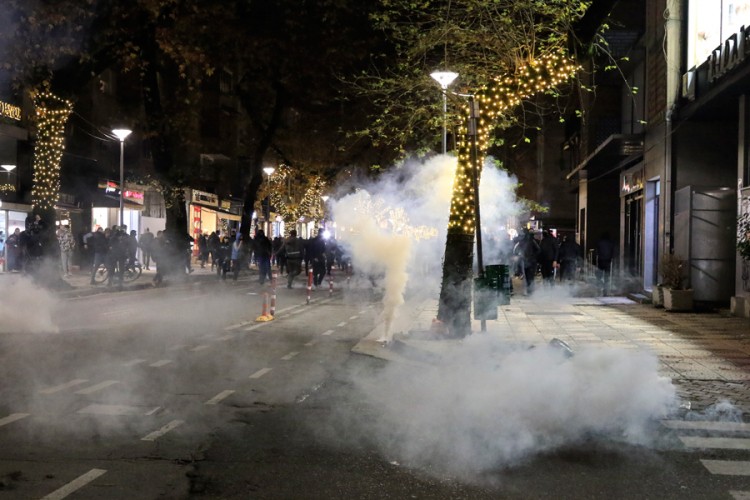 Protest u Tirani, policija upotrijebila suzavac