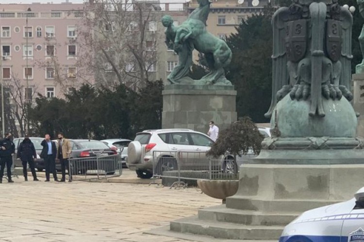 Incident ispred Skupštine Srbije, automobil probio ogradu