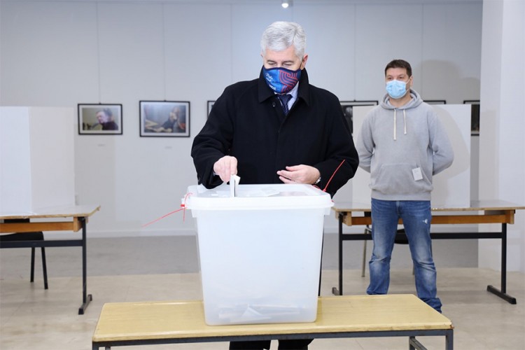 Čović glasao: Izbori nisu istorijski, ali su previše važni