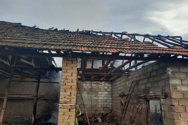 Zapaljena imovina srpske porodice u Kosovskoj Vitini