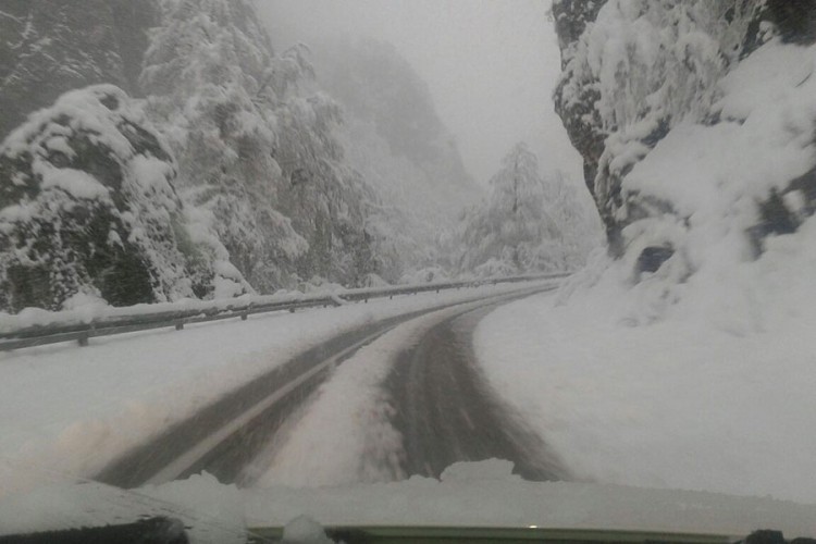 Snijeg otežao saobraćaj, preko Romanije šleperima potrebni lanci