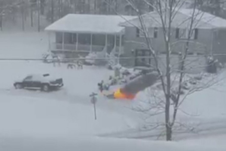 Bacačem plamena čistio snijeg ispred kuće