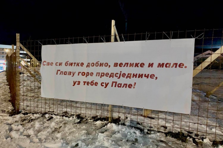 Još jedan transparent podrške Dodiku
