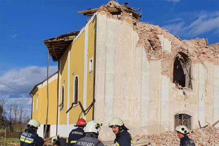 Uništena crkva u Sisku, urušen dio bolnice i zgrade opštine