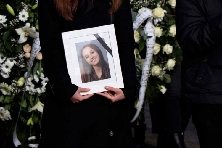 Bol i tuga u Posušju: Stotine građana na sahrani Mirele Rezo