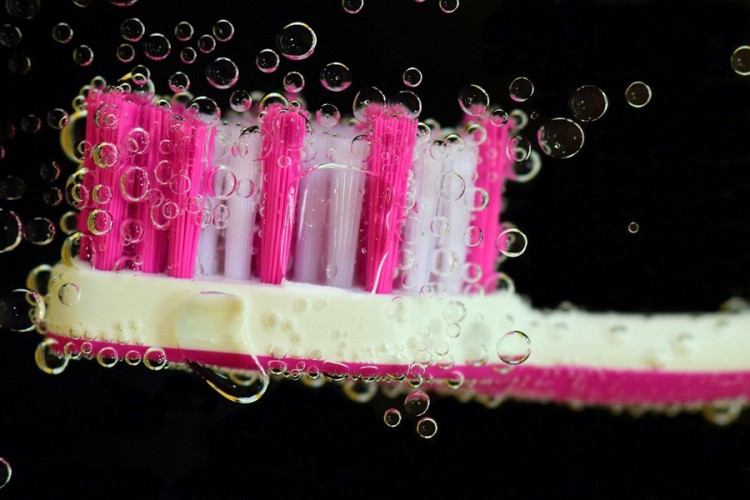 Zubar pokazao ispravan način čišćenja četkice za zube