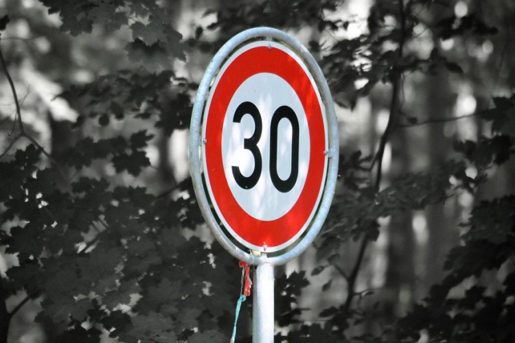 Brisel ograničio brzinu na 30 km/h, kazna i oduzimanje vozila
