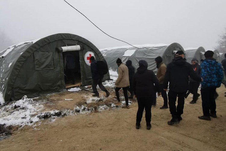 Migranti smješteni u šatore u kampu "Lipa"