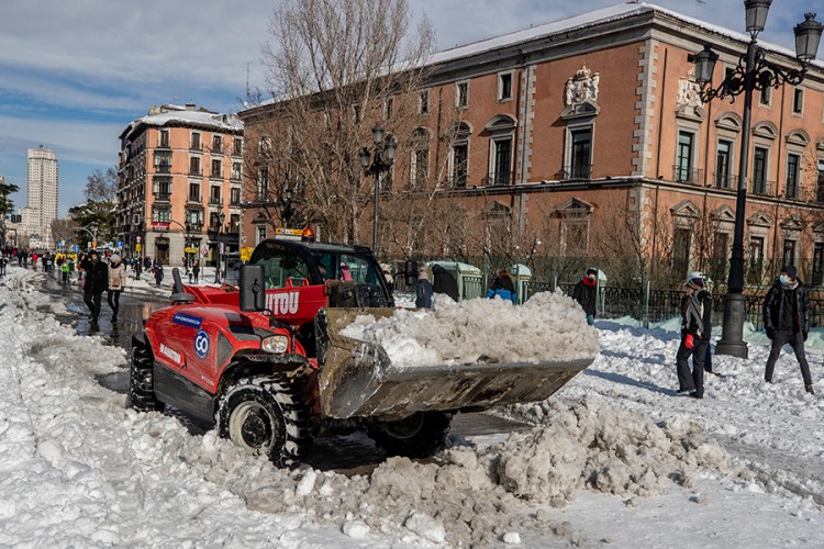 Snijeg i led otežavaju život u Španiji, obustavljena vakcinacija