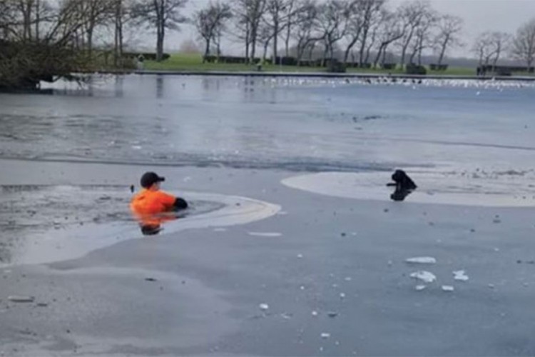 Prolaznik skočio u zaleđeno jezero i spasio psa