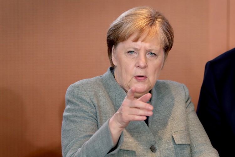 Merkelova blokade Trampovih naloga smatra problematičnim