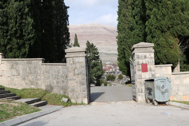 Dubrovčani i Crnogorci kupuju grobna mjesta u Trebinju