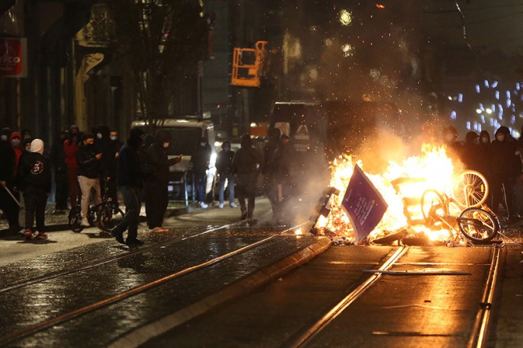 Brisel: Veliki neredi, zapaljeni policijska stanica i vozila