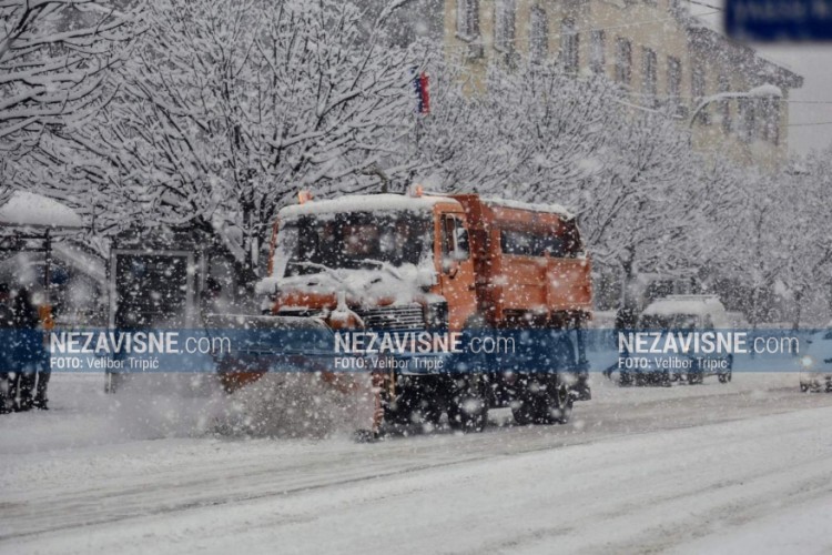 Banjalučke ulice prekrivene snijegom, službe na terenu