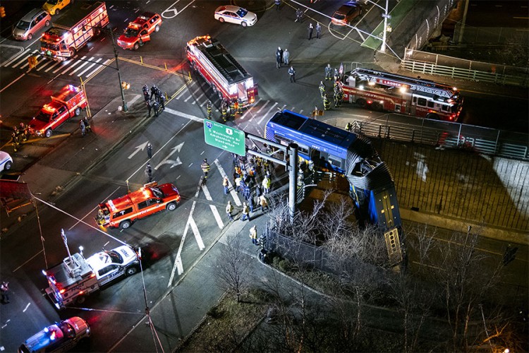 Autobus visi sa nadvožnjaka u Njujorku, najmanje sedam povrijeđenih