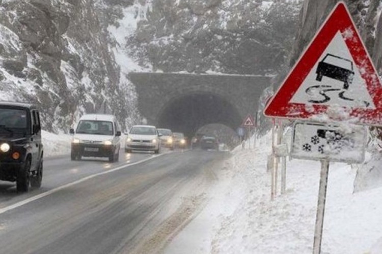 Vozači oprez: Ugažen snijeg i poledica na kolovozu