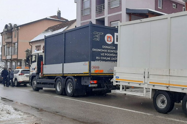 Stigli kontejneri za najugroženije u potresu u Kostajnici