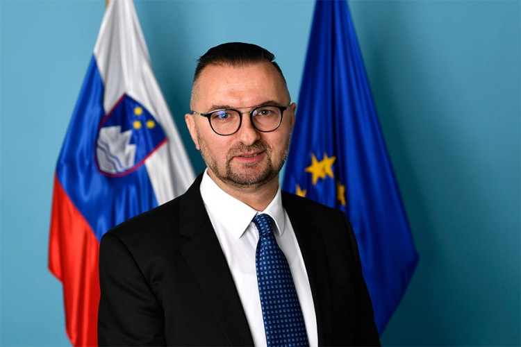 Zaražen šef slovenačke tajne službe, upitno glasanje o vladi