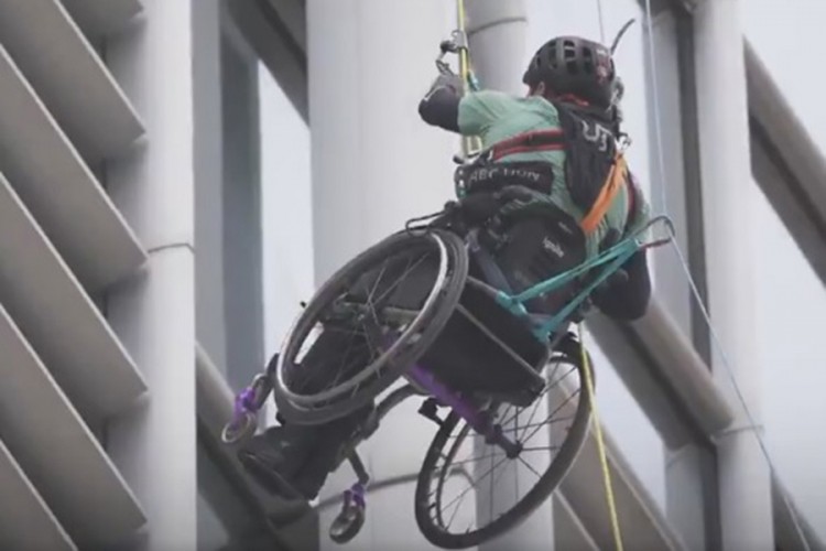 Planinar u invalidskim kolicima popeo se na neboder visine 250 metara