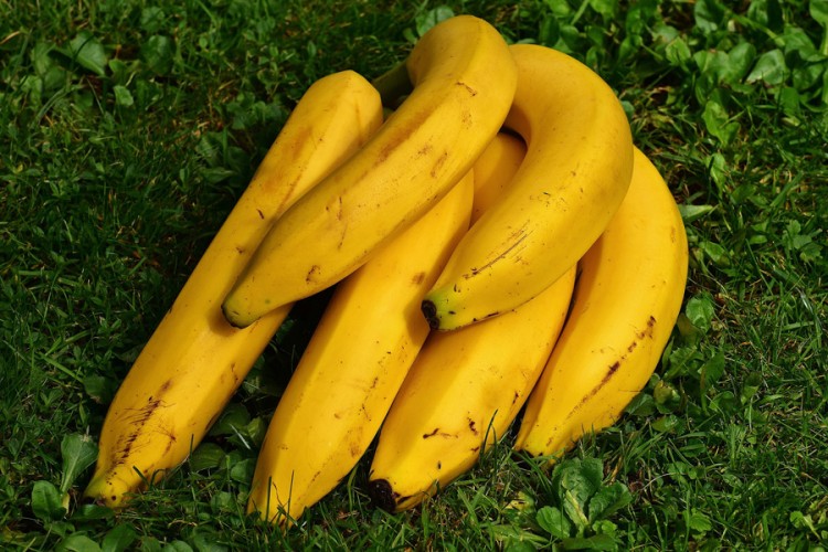 Bananom protiv bubuljica, podočnjaka i nepravilnosti na koži