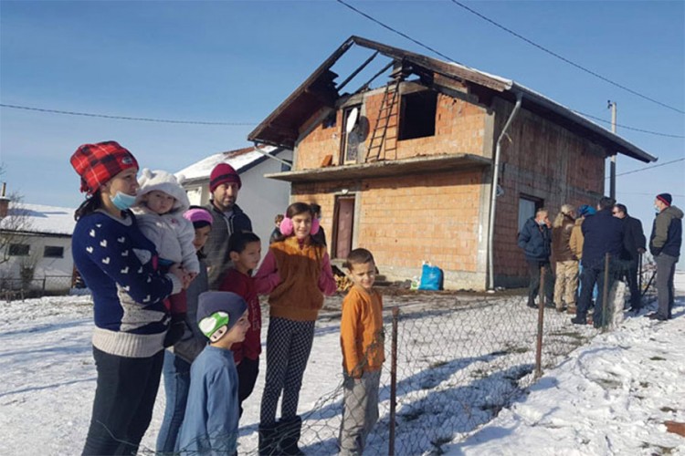 Miloševićima izgorjela kuća: Šestoro mališana bez krova nad glavom