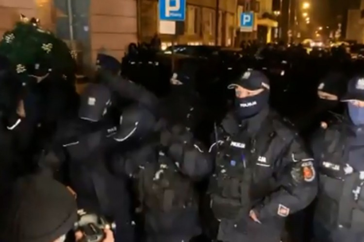 Demonstranti u Varšavi gađali policajce grudvama, oni uzvratili suzavcem