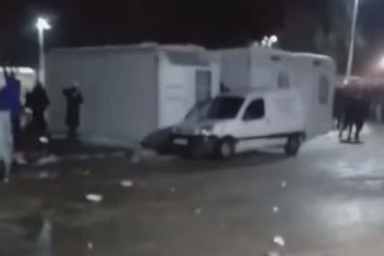 Migranti prevrtali policijska auta, povrijeđena dva policajca u Blažuju