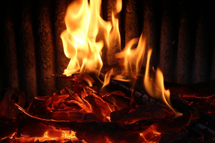 Povrijeđena žena u požaru, paleći svijeću zapalila slamu