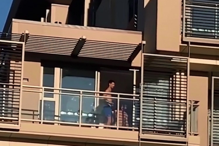 Novak na balkonu zaigrao užičko kolo