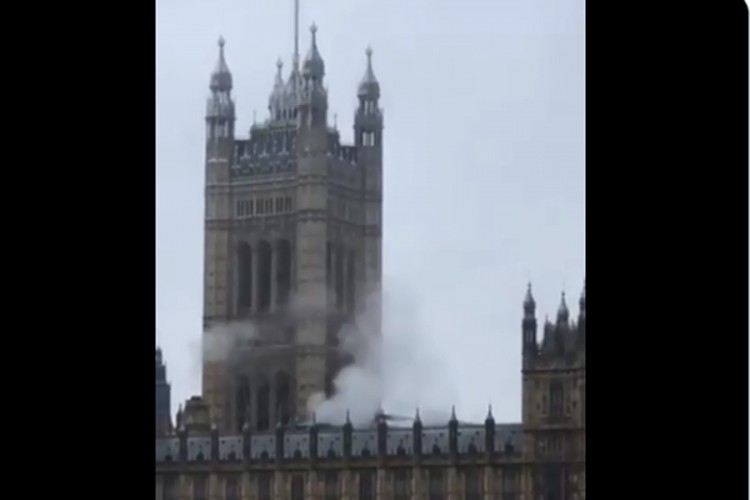 Dim kulja iz zgrade Parlamenta u Londonu?